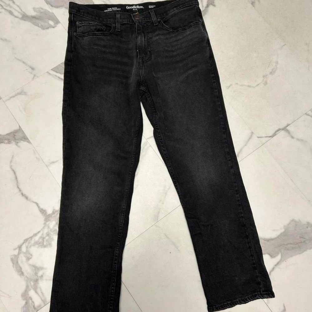 36x30"gorgeous black grey washed Goodiefellow jeans with a leg opening of 8.75"